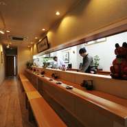 落ち着いた色合いでまとめられた店内は、ゆったりと洗練された雰囲気。ほっと肩の力を抜いてくつろぎながら、じっくりと料理やお酒を楽しむのにぴったりです。カウンターの他にも、テーブル、お座敷と揃っています。