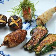 多種多彩に揃うつくねから、代表的な五本を揃えたイチオシの盛り合わせ。どれも人気の一品です。