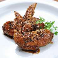 濃い口の甘辛特製だれがたまりません！　炒りごまの風味が香る、いくつでも食べたくなるメニュー。