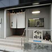 入り口脇には職人の鮮やかな手さばきを見られるスペースが。その技と香りについ心奪われます。