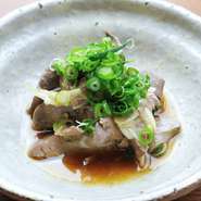 丁寧に下処理をほどこされた白レバーには臭みがなく、ほどよい脂が乗ってとろけるおいしさです。