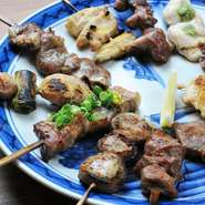 その日おすすめの串を盛り合わせ、多彩なメニューを一度に味わえるコース。一串一串を丁寧に焼き上げた、こだわりの詰まった一皿だそう。