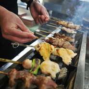 「美味しいものを食べ、喜んでいただきたい」。そんな思いからつねに調理には全力を注いでいるのだとか。一本一本丁寧に焼き上げられた焼鳥はどれも逸品揃いです。