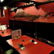 席は3テーブル。ロールカーテンで仕切ってあります。