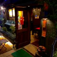 路地裏にひっそりと佇む洒落た雰囲気は、夜の大人の時間を満喫したい時におすすめ！大切な人と日常を忘れてのんびりと、隠れ家的にも利用できるお店です。