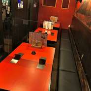 明るく洒落た雰囲気の店内は、ゆったりとくつろぎながら過ごす女子会にもぴったり。美味しい料理を目の前に、会話も盛りあがるにぎやかな楽しいひとときをどうぞ。