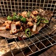 鹿児島県出水市のミネラルの多い赤鶏さつまを使用した、「朴葉みそ焼き」は当店人気メニュー！日本酒や焼酎との相性も抜群です！周りを気にせずくつろげる個室で、大切な人との時間をゆっくりと楽しめます。