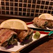 素材にこだわり、厳選吟味、南さつま市の牧場の黒豚使用。シンプルにワサビとレモンで召し上がれ。