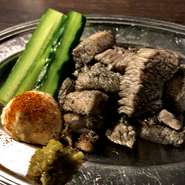 鶏刺し肉の甘さと炭のかおりがたまらない一品。やわらかい鶏です。