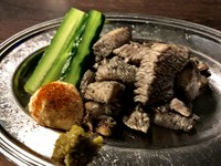 鶏刺し肉の甘さと炭のかおりがたまらない一品。やわらかい鶏です。