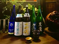 グラス　700円より
一合　1300円より

季節に合わせて、純米・純吟・大吟を取り揃えております。詳しくはスタッフに迄お申し付けください。