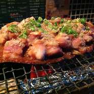 宮崎県のミネラルの多い日向鶏使用、朴葉にのせ、みそで焼いた甘い旨みがたまらない一品。お酒の肴に最適！　今宵の一杯とともにぜひご賞味あれ。