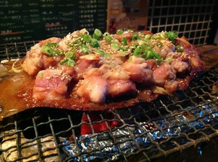 香り豊かな『朴葉』で地産の地鶏を味噌焼き