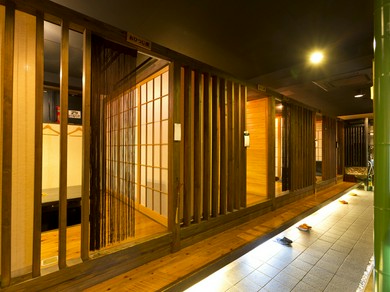 雰囲気ある店内と落ち着いた印象の個室で、上質な焼肉を味わう