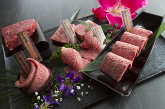 特上の肉がおしみなく並べられた盛り合わせ『極（きわみ）』 