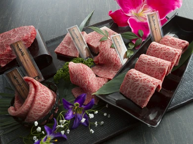 特上の肉がおしみなく並べられた盛り合わせ『極（きわみ）』 