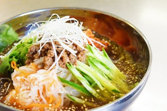 鶏ガラ、牛すじのコラーゲンたっぷり！『冷麺』