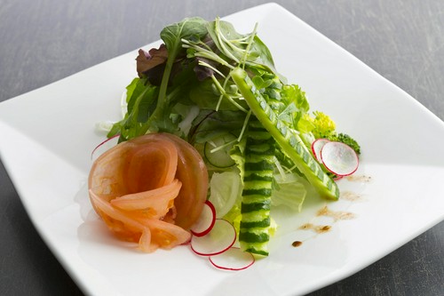 キムチやサラダを一緒に食べると、食がますます進みます