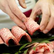黒毛和牛の部位それぞれのおいしさが味わえるよう、カットの仕方を工夫しているので、お客様にもそれを伝えて肉をより深く味わっていただけるようにしています。詳しくという方には、料理人が出向いて伝えています。