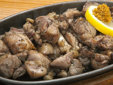 強火の炭火で焼き上げたジューシーな仕上がり 『鶏の炭火焼き』
