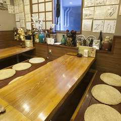 落ち着いて食事ができる雰囲気の店内