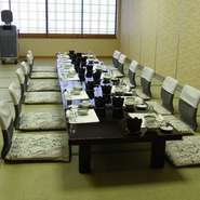 敷地内の宴会場の奥の間はさまざまなご接待に皆様ご利用です。お料理もリーズナブルなコースから贅沢なコースまでおつくりできますので、お気軽にお問合せ7ください。