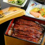 創業以来、約60年ずっと変わらない美味しさ。タレも継ぎ足しでずっと伝統の味を守っているとのこと。