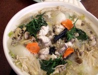 築地仕入れの国産サンコウを自家仕込みした味噌仕立てのあんこう鍋です