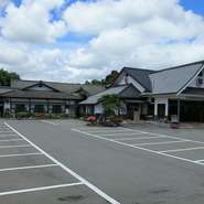 大きなお店なので、大型駐車場も完備。70台までとめられるので、気兼ねなく車での外出時に立ち寄れます。