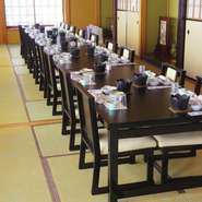150名様まで収容可能です。また年配の方用に座敷用イステーブルのスタイルもご利用できます（30名様まで）