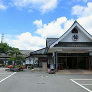 この地域のお客様に合ったおもてなしに気を配っています。お店ではお客様の声に耳を傾け、必要なサービスは何なのか、常に考えて実行。会社までの送迎など、様々に対応しております。