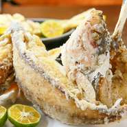 その日の仕入れにより異なるメニューの揚げ魚。店主が厳選した旬の魚を楽しむことができます。