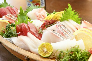 市場で厳選する旬の魚介と、先代レシピを守りつくるタレ