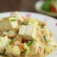 やはり島豆腐といえばチャンプルー。昔は紐で縛って運んだという島豆腐。栄養もぎっしりつまっています。