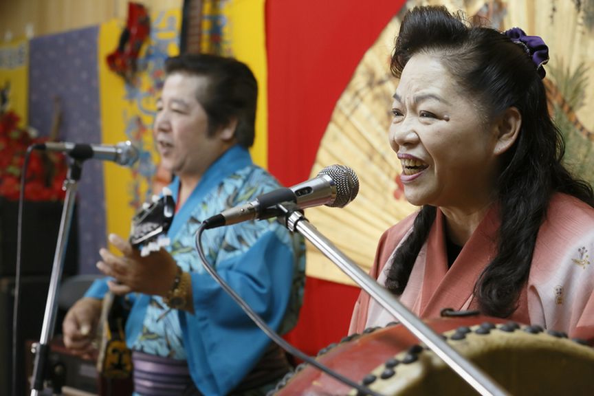 民謡を聴きながら沖縄料理をどうぞ