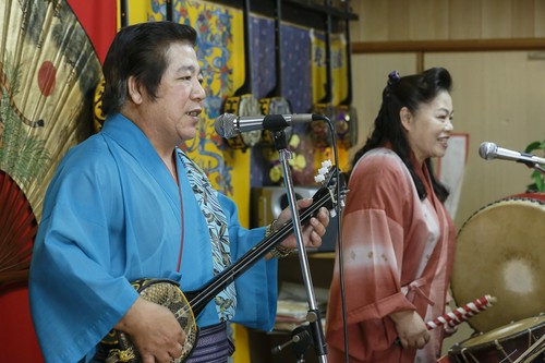 沖縄ムードたっぷりのステージで民謡ライヴを楽しんでください
