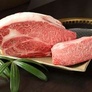 【焼肉たらふく】は、本店が精肉店。おいしい肉をお客さんに食べてほしいから、その日に使う分だけを手切りしています。牛、ホルモン、鶏、豚、すべて自信をもって提供できるものだけを厳選しています。