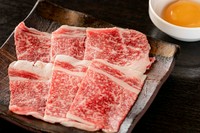 和牛炙りカルビ(卵黄付き)　924円(税込)
