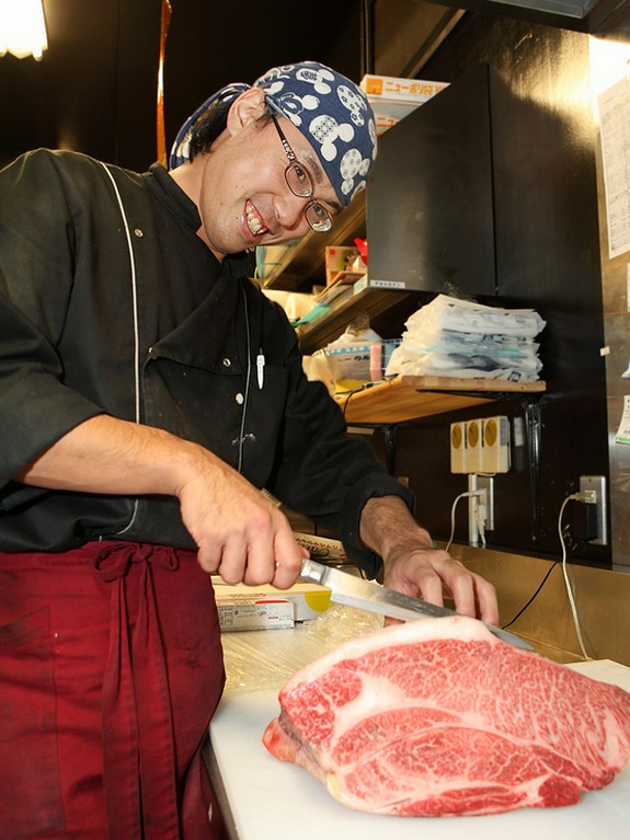 厳選した牛肉、新鮮なホルモン、鶏肉を提供します