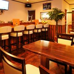 落ち着いて食事ができるおしゃれな店内