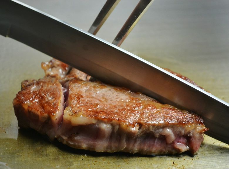 匠の技が光る!A5ランクの特選和牛ヒレ・ロースを鉄板焼きで堪能