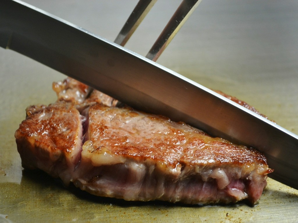 匠の技が光る！A5ランクの特選和牛ヒレ・ロースを鉄板焼きで堪能