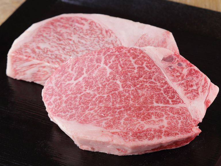 肉の甘みと旨みを味わう『特選宮崎牛A5ロース』100g