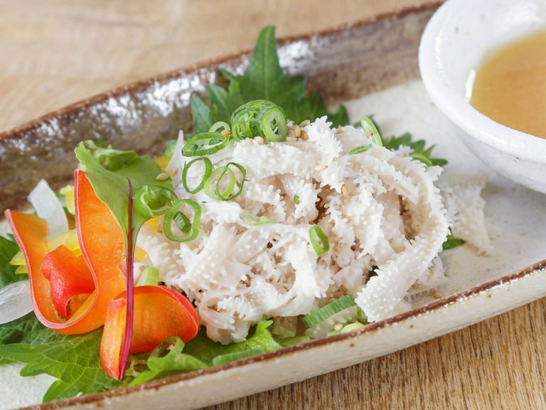 ひと手間かけて食べやすく仕上げた『センマイ刺し』