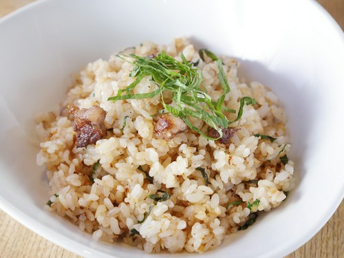 大葉で香りづけされたさっぱりとした味わい『ガーリックライス』