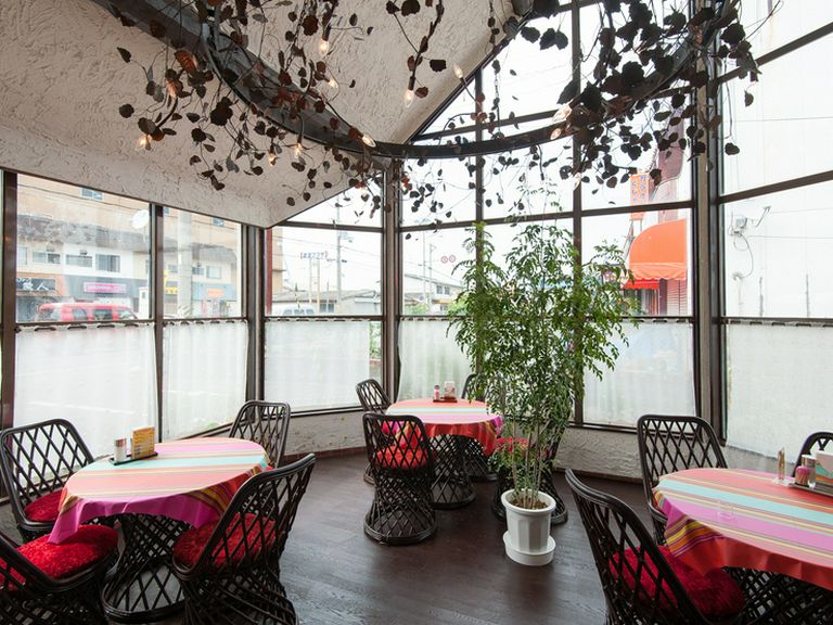 優雅に食事を楽しめる、オシャレなテラス席