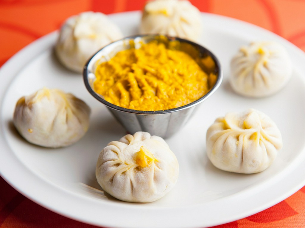 スパイスのきいたタレがポイント。ネパールの水餃子『モモ』