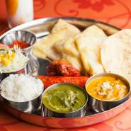 インドから仕入れたスパイスを使い、本場の熟練シェフがつくるカレーが自慢です。オススメは２時間の飲み放題、食べ放題コース★