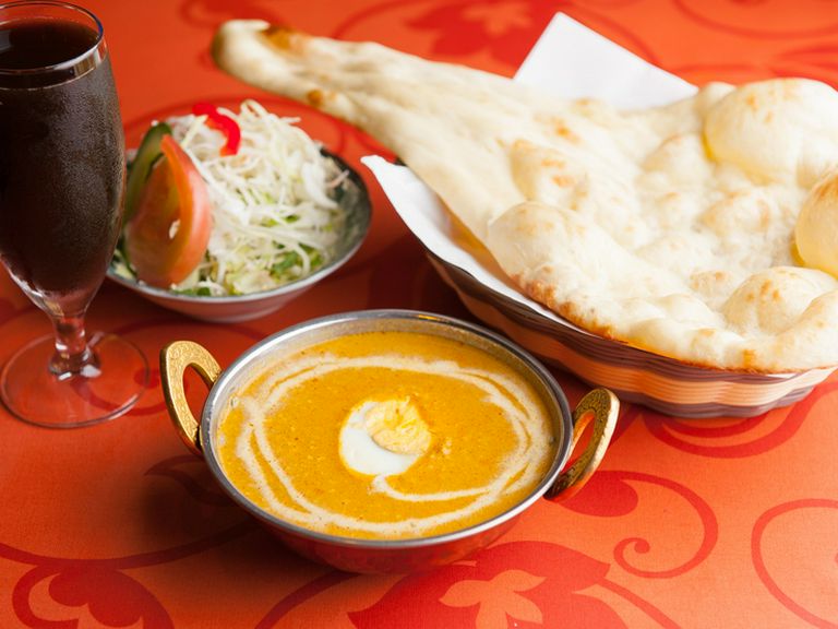ランチでは種類豊富なカレーをリーズナブルな価格で楽しめます
