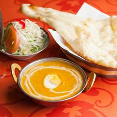 ランチでは種類豊富なカレーをリーズナブルな価格で楽しめます
